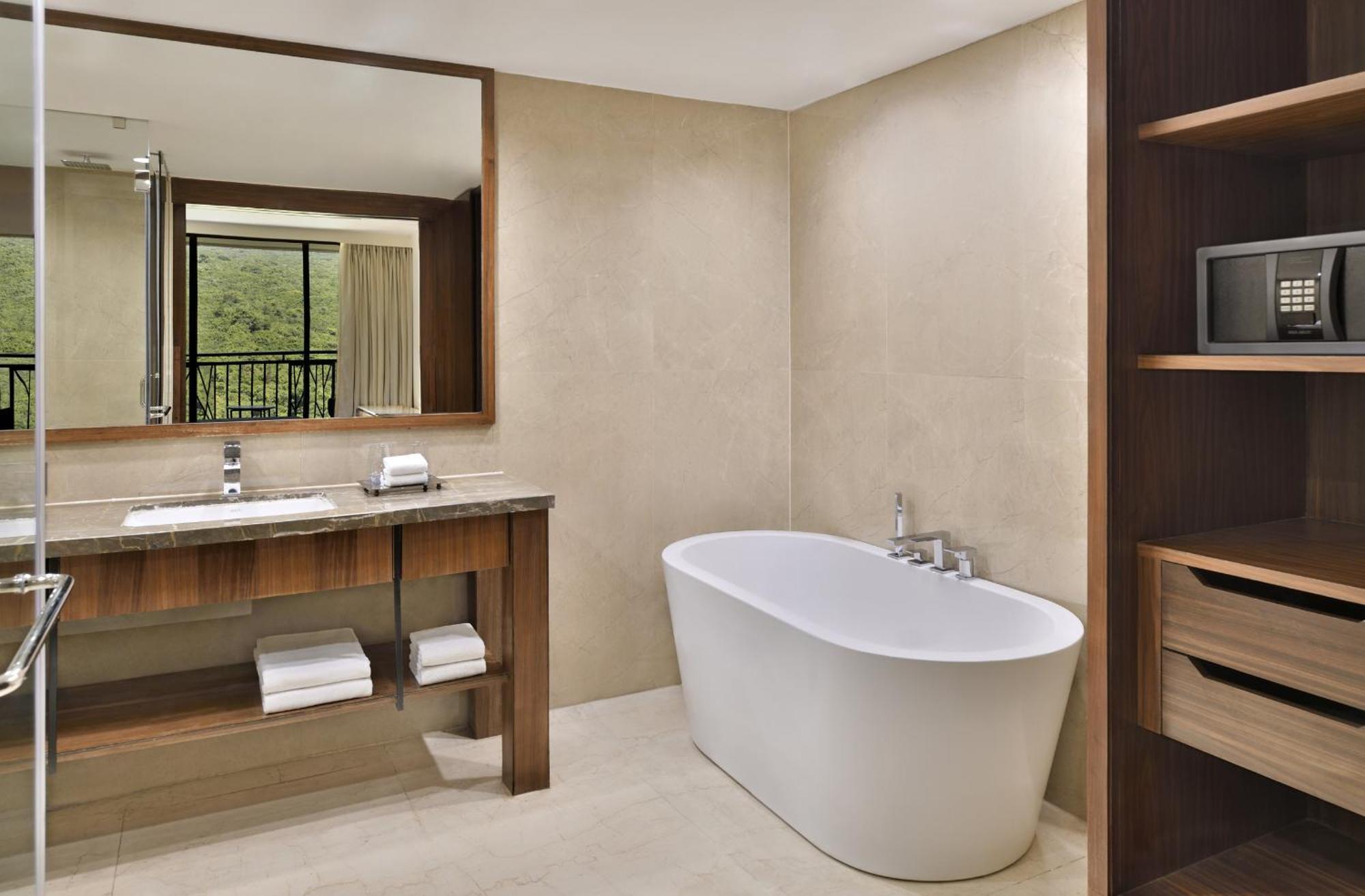 Courtyard By Marriott Mahabaleshwar Hotell Exteriör bild