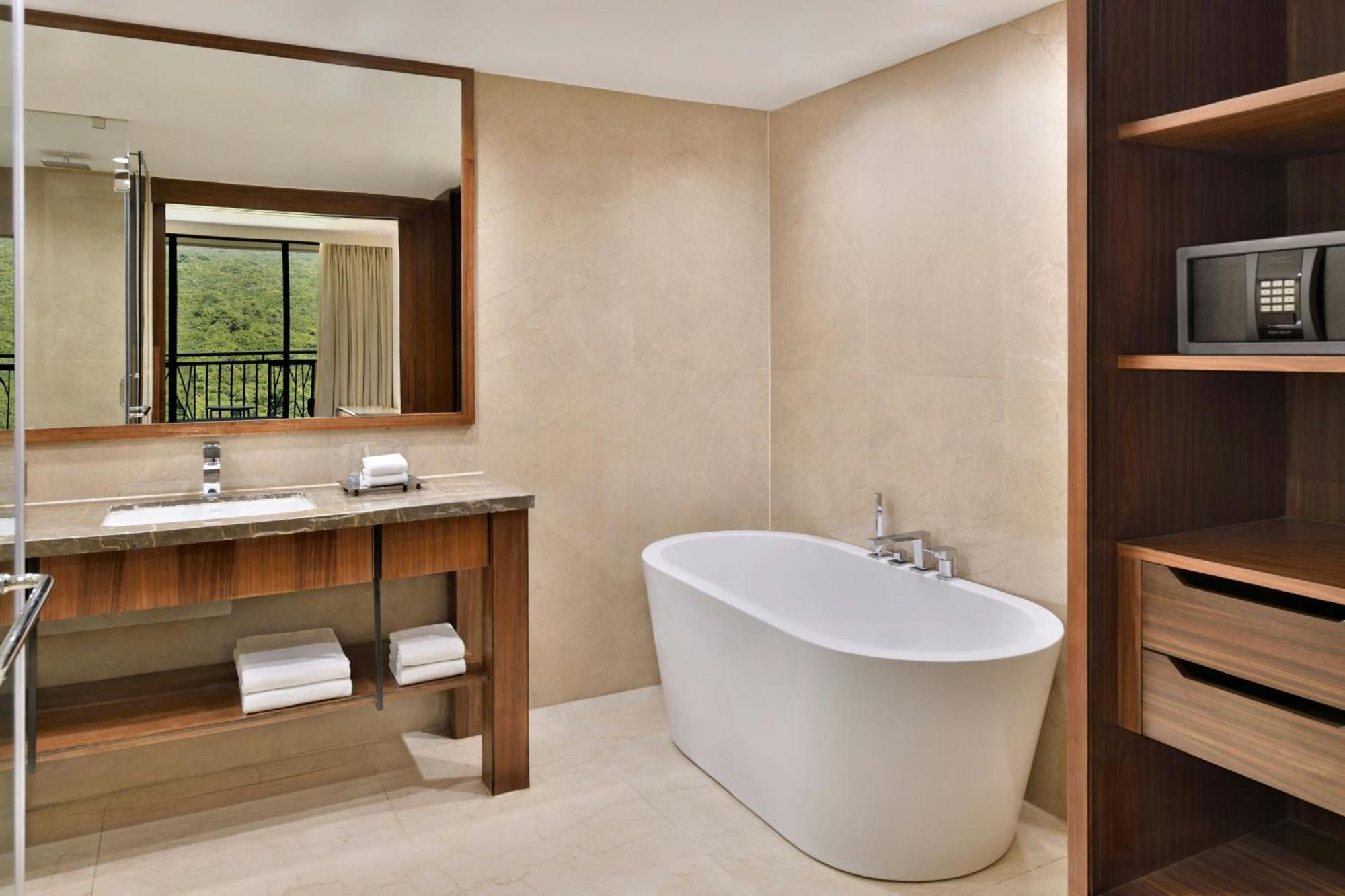 Courtyard By Marriott Mahabaleshwar Hotell Exteriör bild